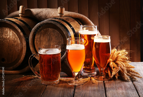 Photo Beer barrel with beer glasses on table on wooden background