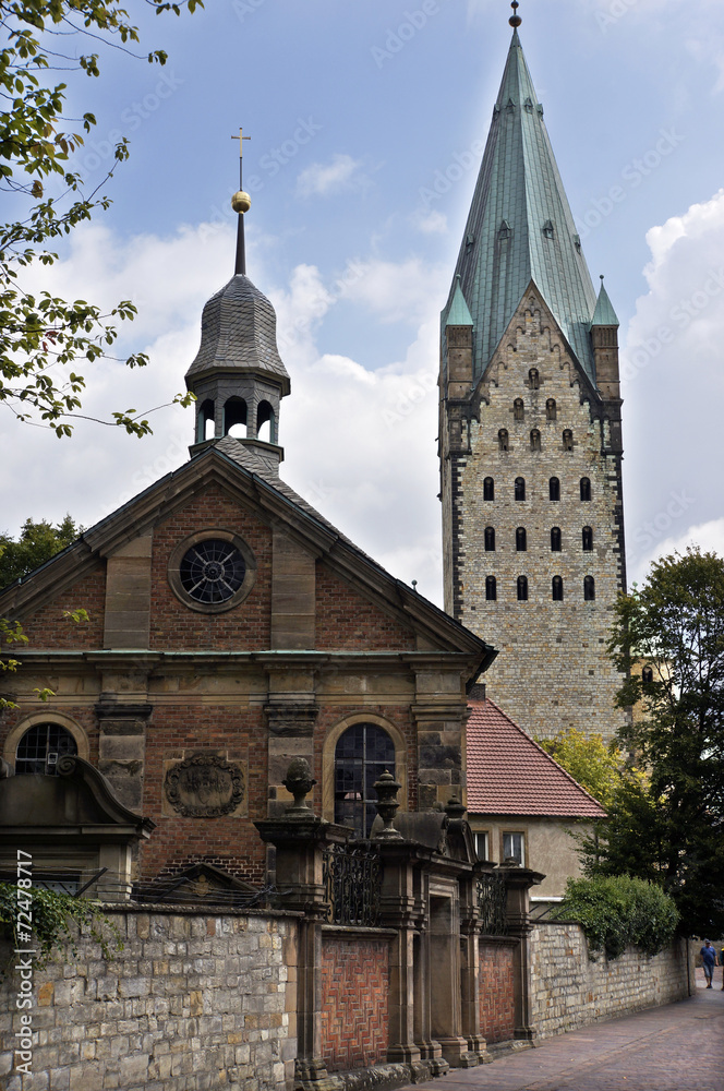 Fototapeta premium Alexiuskapelle und Paderborner Dom