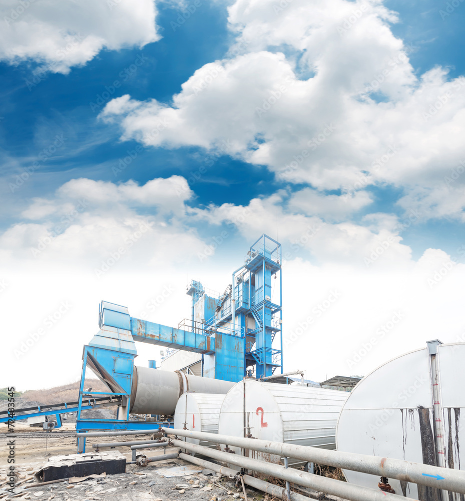 Oil and gas processing plant with pipe line valves Oil and gas processing plant with pipe line valves
