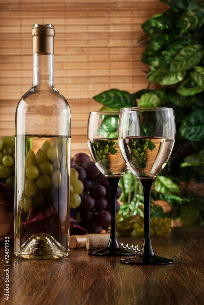 Obraz premium Bottle and glasses of white wine