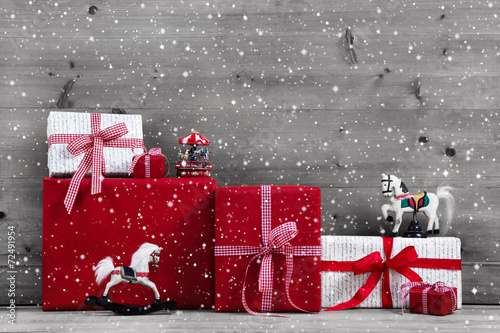 Rote Weihnachtsgeschenke auf Holz Hintergrund: Gutschein photo