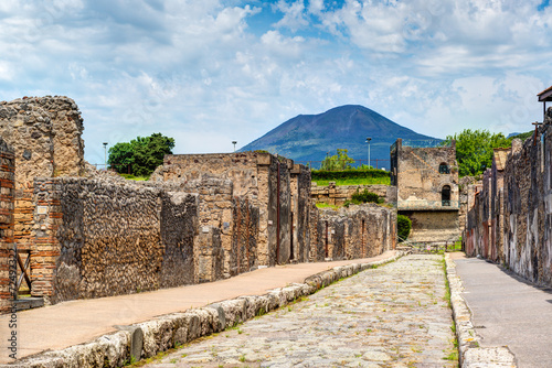 Fotografie, Obraz Street in ancient city of Pompeii overlooking Vesuvius, Italy