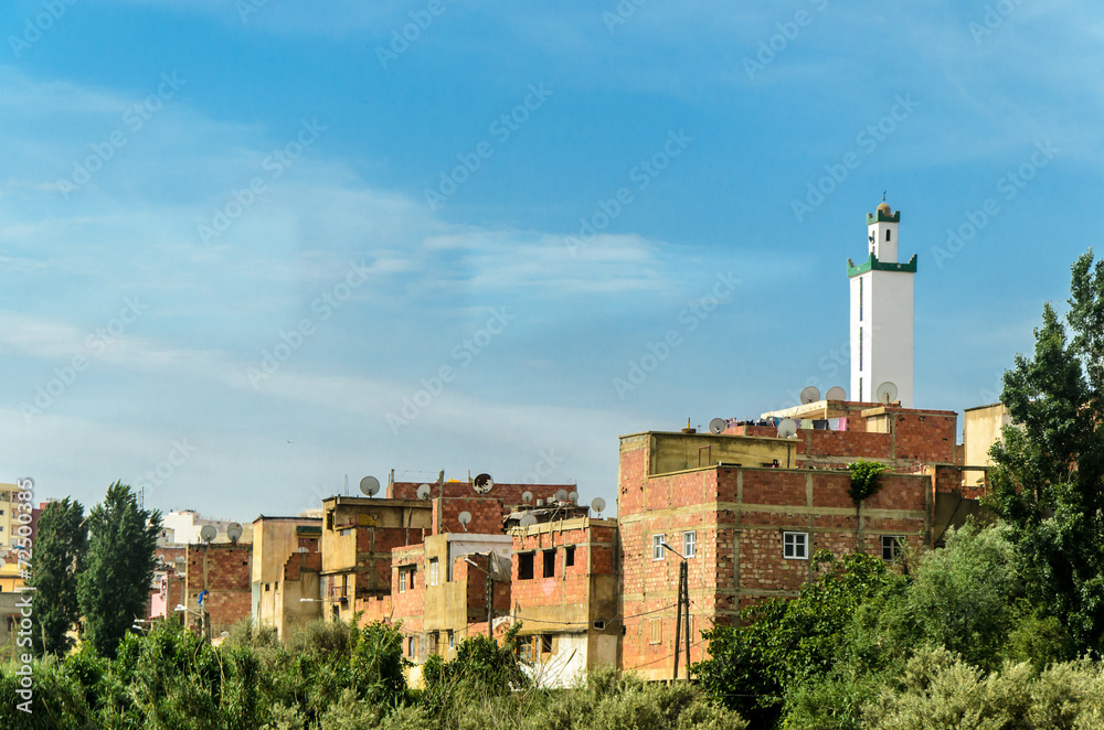 Blick auf Medina und Minarett in Fes