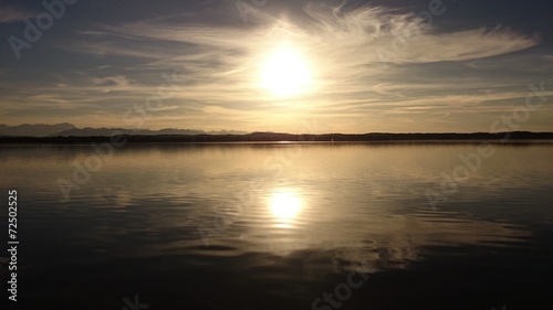 Die Sonne geht am See unter © ursupix