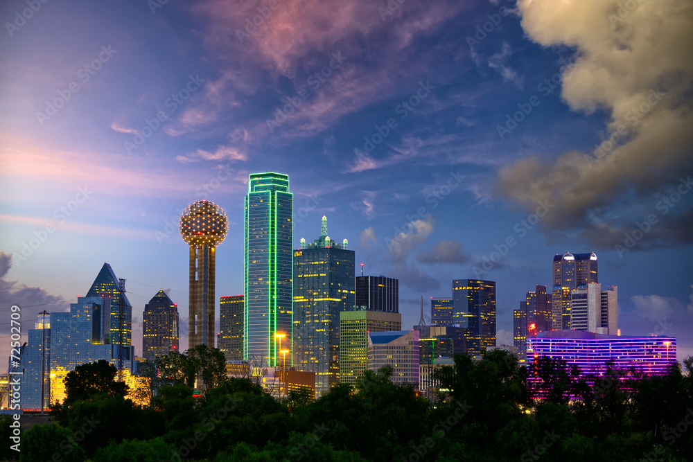 Fototapeta premium Dallas City skyline at dusk, Texas, USA