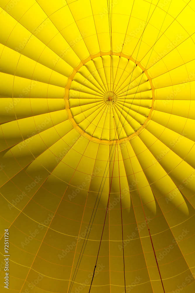 Naklejka premium Yellow hot air balloon