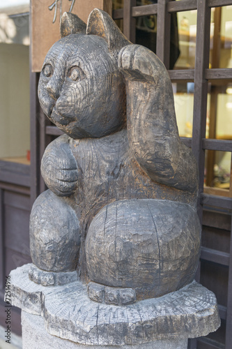 Canvas Print Maneki-neko - Large beckoning cat in front a store in Japan