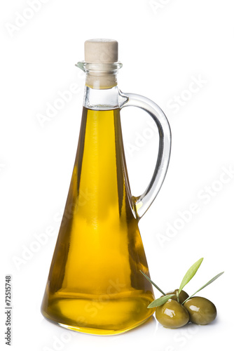 Aceite de oliva virgen extra y aceitunas con hojas sobre blanco