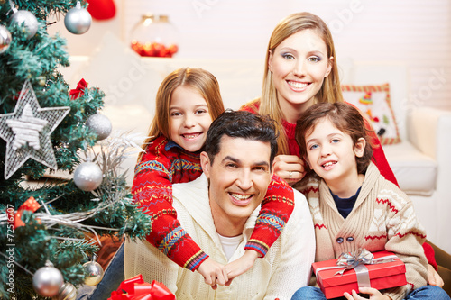 Glückliche Familie mit zwei Kindern an Weihnachten