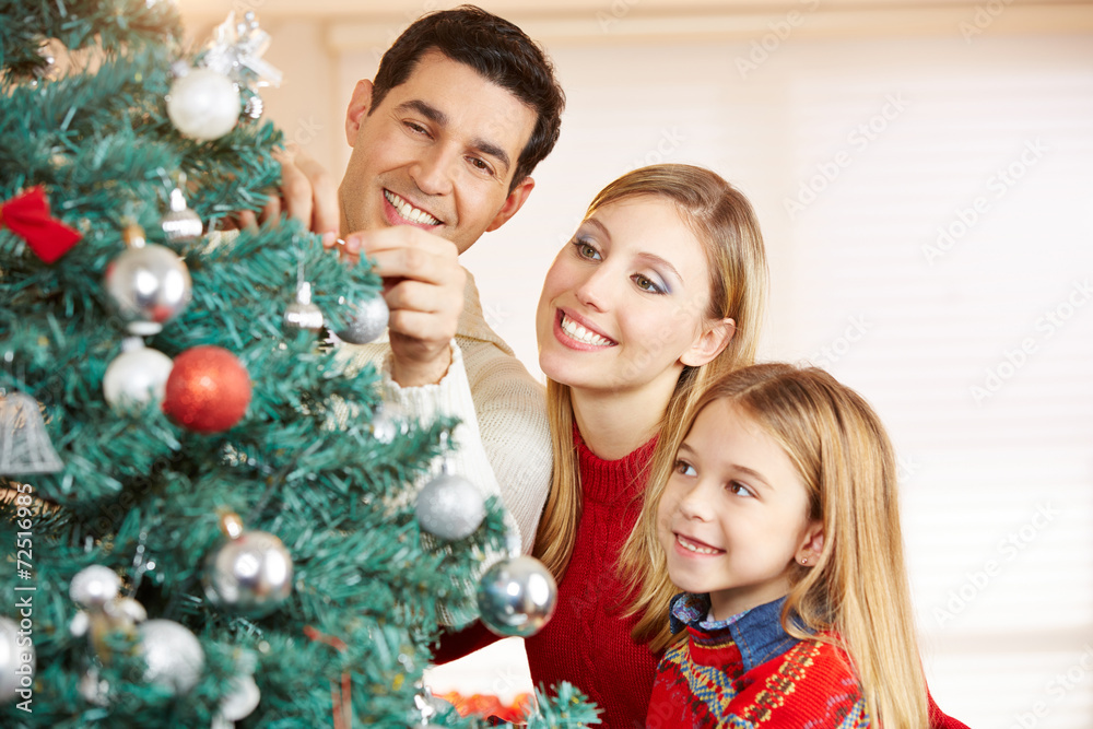 Familie schmückt Weihnachtsbaum zu Weihnachten Stock Photo | Adobe Stock