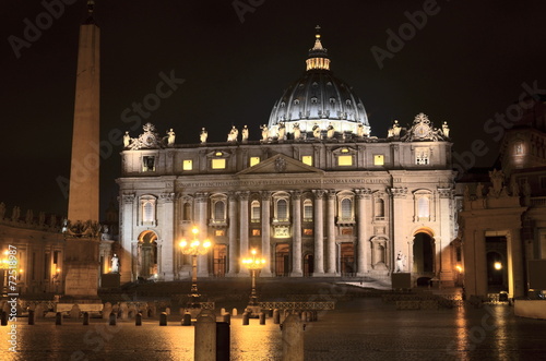 Bazylika św. Piotra nocą w Rzymie   #72518987
