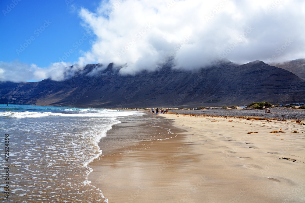 caminando por la playa de famara caminando por la playa de famara