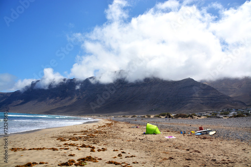 playa de famara en lanzarote © uzkiland