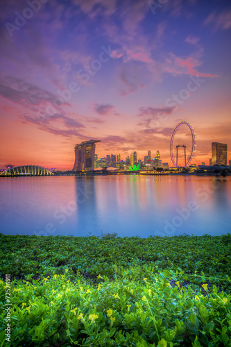 Panorama Singapuru o zachodzie słońca
