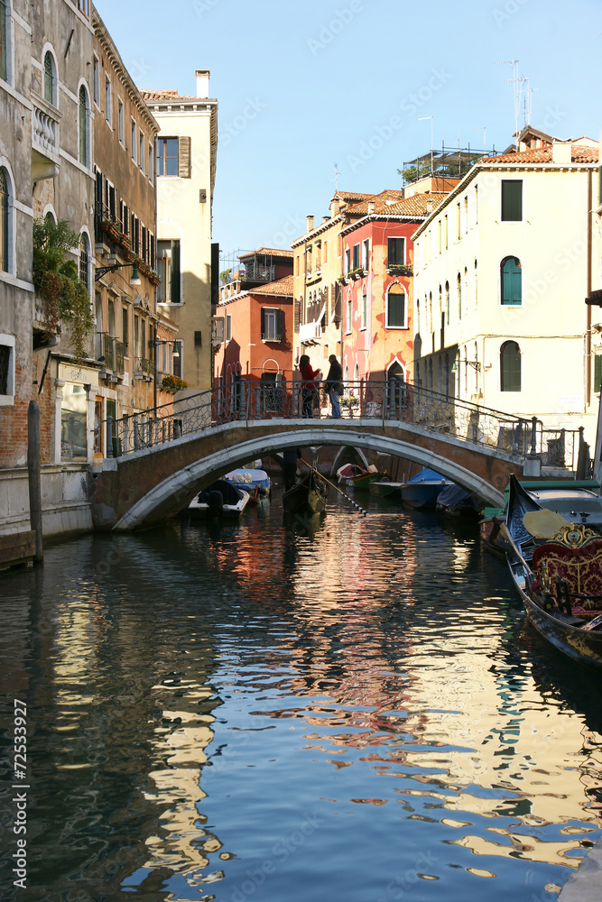 Wunschmotiv: Venedig, Kanal mit Brücke und Spiegelung, Hochformat, Textraum, copy space #72533927