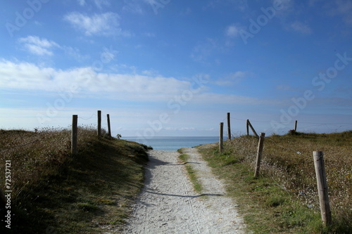 Le sentier qui mène à la plage.