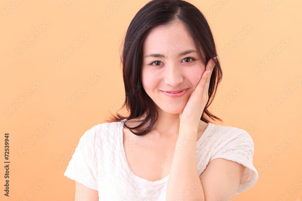 スキンケアする若い女性 スキンケアする若い女性