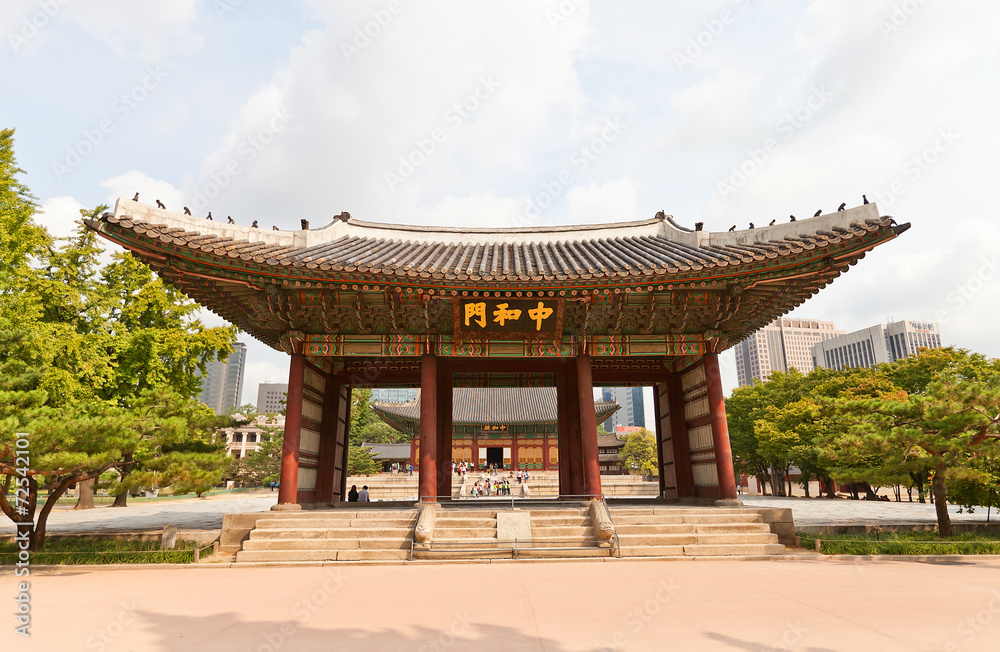 Fototapeta premium Junghwamun Gate of Deoksugung Palace (XV c.) in Seoul, Korea