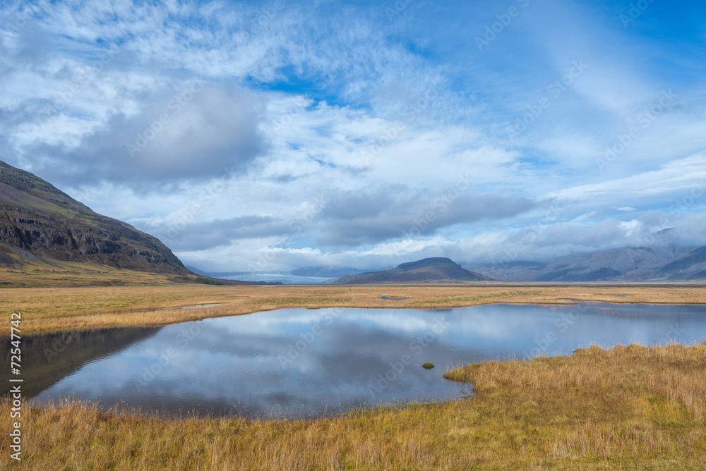 Scenic view of wild Icelandic landscape with lake.