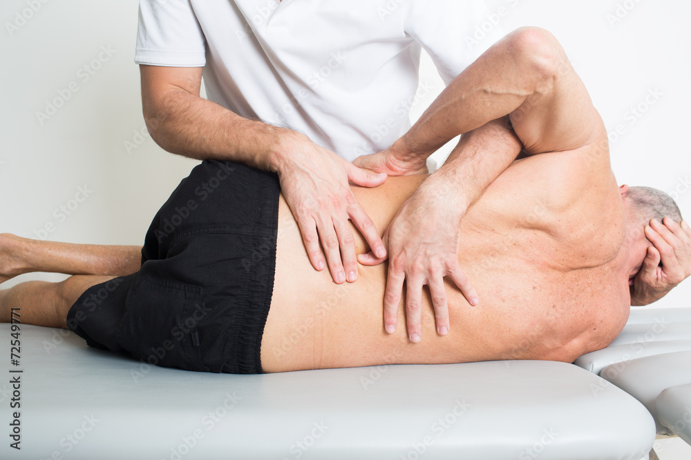 Physiotherapie mit einem älteren Patienten Physiotherapie mit einem älteren Patienten