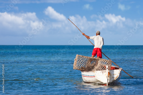 pêcheur rodriguais se déplaçant à la gal (perche de bois) Fototapet