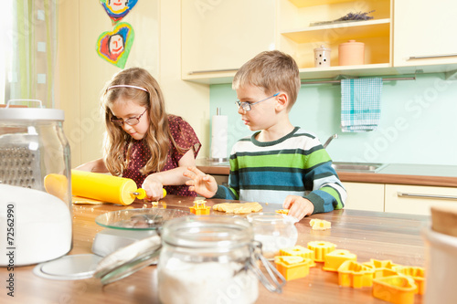 Kinder in der Küche beim backen