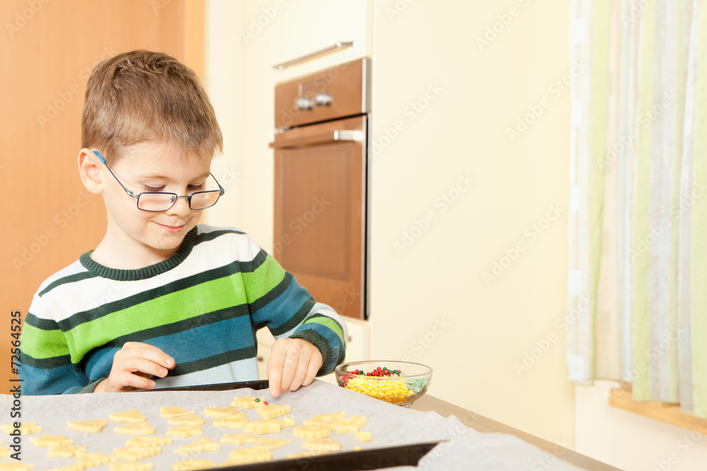Familie backt Weihnachtskekse in der Küche Familie backt Weihnachtskekse in der Küche