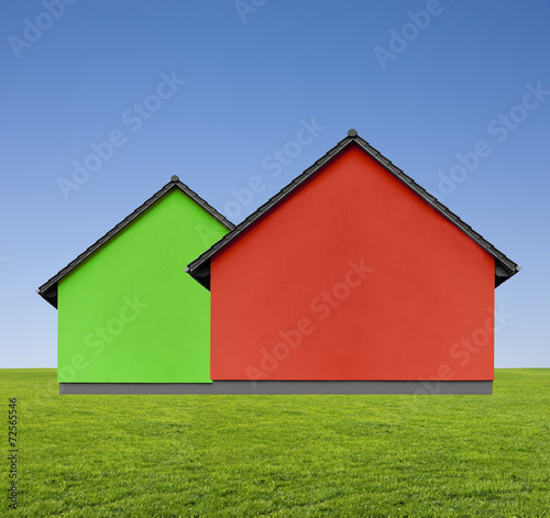 Rotes und Grünes Haus auf Wiese