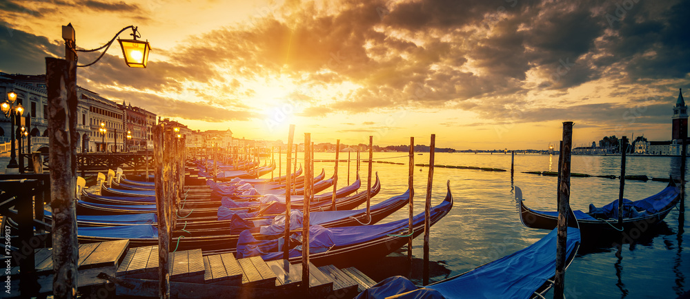 Fototapeta premium Panoramiczny widok Wenecja z gondolami przy wschodem słońca