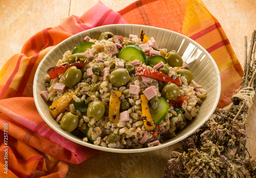 spelt salad with vegetables and ham