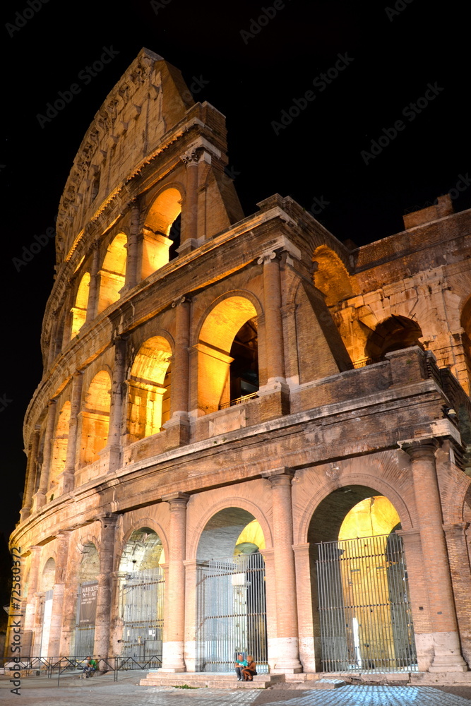 Obraz premium Majestatyczne Coloseum w Rzymie nocą, Włochy 