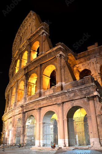 Majestatyczne Coloseum w Rzymie nocą, Włochy  #72580372
