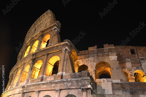 Majestatyczne Coloseum w Rzymie nocą, Włochy  #72580374