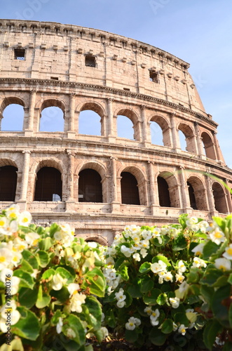 Majestatyczne coloseum w Rzymie na tle niebieskiego nieba, Włoch #72580376