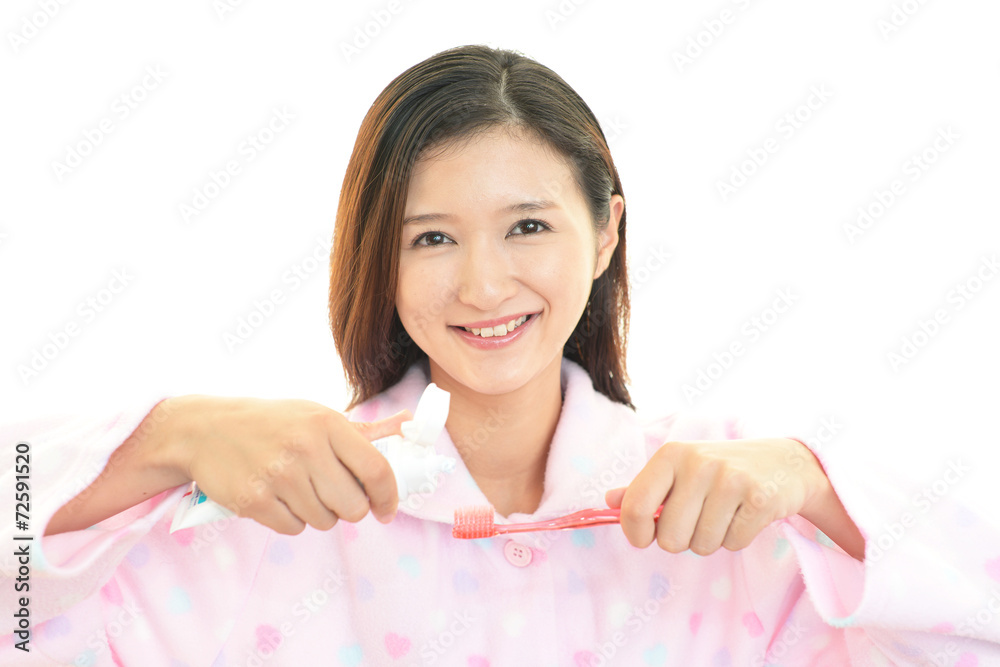 歯磨きをする女性