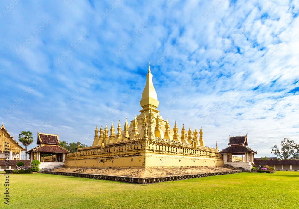 Naklejka premium Golden Wat Thap Luang in Vientiane, Laos.