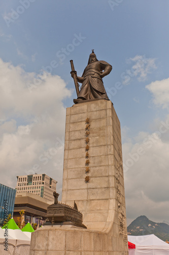 Monument to admiral Yi Sun-shin in Seoul, Korea photo