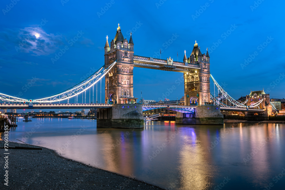 Obraz premium Tower Bridge and Thames River Lit by Moonlight at the Evening, L