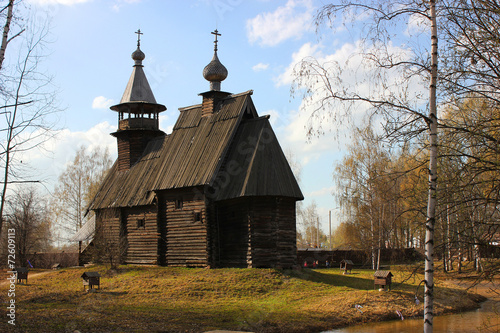 Старинная деревянная церковь