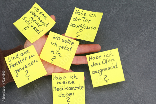 Fragen auf Hand geklebt, demenzkranker Mensch