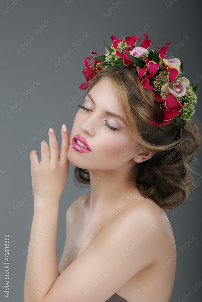 Naklejka premium Sensuality. Luxurious Female with Classic Wreath of Flowers