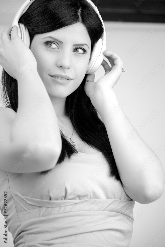 Obraz premium Black and white portrait of beautiful woman listening music