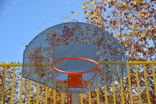 tablero y aro de una canasta de baloncesto photo