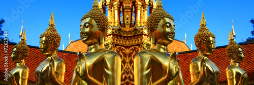 Bouddha doré au Temple de Doï Sutep en Thaïlande photo