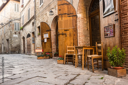 Tipico ristorante italiano nel vicolo storico © alexandro900