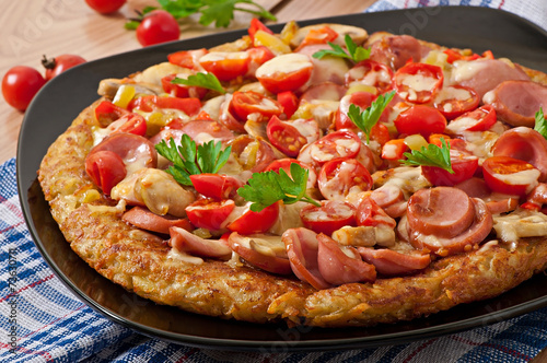 Potato gratin - pizza with sausage, mushrooms and tomatoes