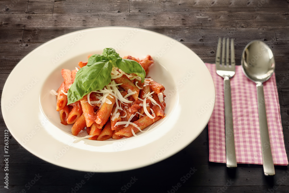 Ein Teller Penne all´arrabbiata Nudeln mit Parmesan Ein Teller Penne all´arrabbiata Nudeln mit Parmesan
