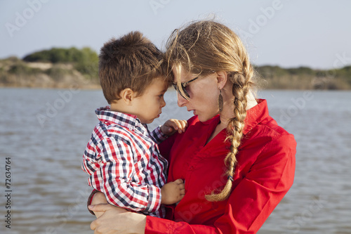 Madre regañando a su hijo pequeño