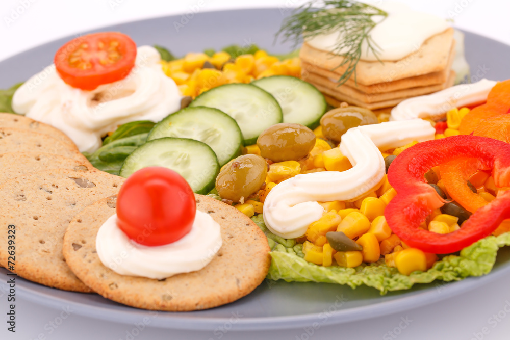Snack with vegetables and crackers