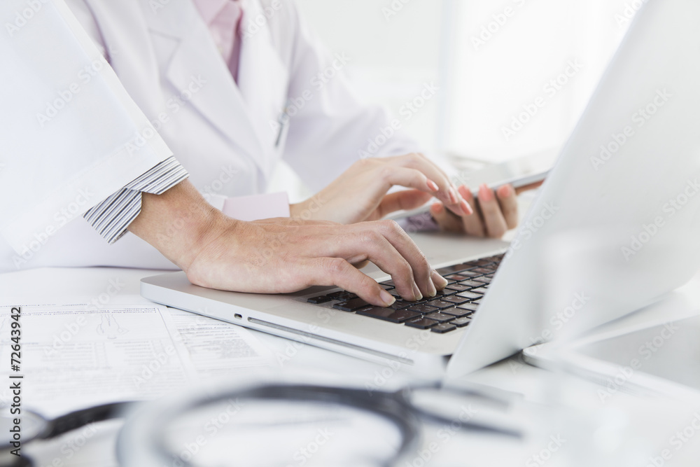 Doctors who are using the tablet and PC Doctors who are using the tablet and PC